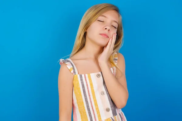 Caucásico Niña Usando Vestido Contra Pared Azul Con Dolor Muelas — Foto de Stock