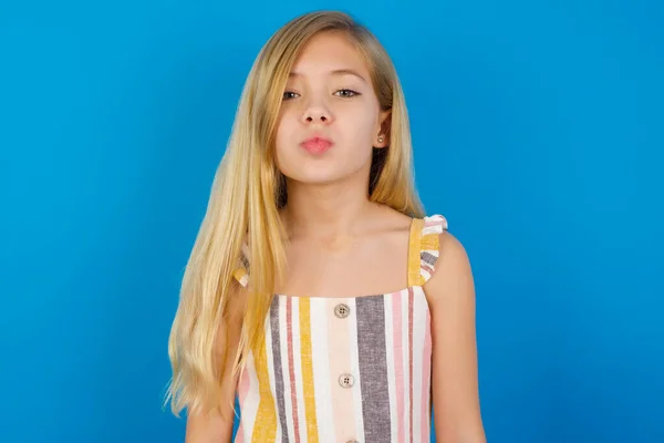 Retrato Niña Caucásica Divertida Encantadora Usando Vestido Contra Pared Azul — Foto de Stock