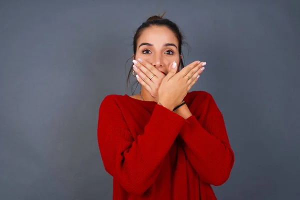 Joven Hispana Sorprendió Cubriendo Boca Con Las Manos Por Error —  Fotos de Stock