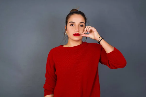 Jovem Mulher Hispânica Boca Lábios Fechados Como Zip Com Dedos — Fotografia de Stock