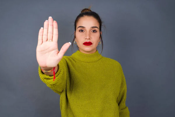 若いヒスパニック系の女性は手の手のひらで歌うのを停止します 顔に負と深刻なジェスチャーで警告式 — ストック写真