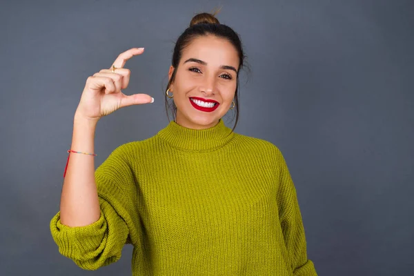 Ung Spansktalende Kvinde Smilende Selvsikker Gestus Med Hånden Gør Lille - Stock-foto