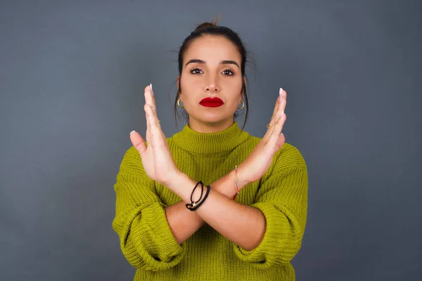 年轻的西班牙女人拒绝的表情交叉双臂做着消极的手势 生气的脸 — 图库照片
