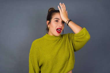 Yanlışlıkla eli başında şaşırmış genç İspanyol kadın, hatayı hatırla. Unuttum, kötü hafıza konsepti.