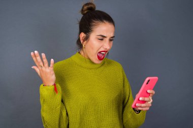 Kızgın genç İspanyol kadın telefonda bağırıyor, bir çalışanla tartışıyor. İşte sorunlar var..