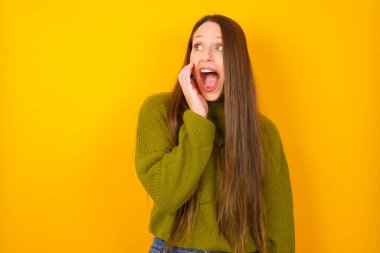 Genç bayan inanılmaz özel haberler duydu. Çığlık paylaşımını etkiledi.