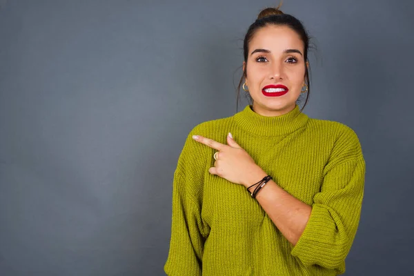 Ung Spansktalende Kvinde Peger Til Side Bekymret Nervøs Med Pegefinger - Stock-foto