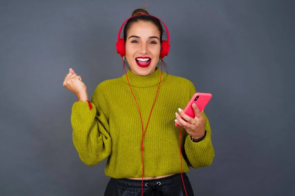 Mulher Hispânica Jovem Positivo Detém Telefone Celular Moderno Conectado Fones — Fotografia de Stock