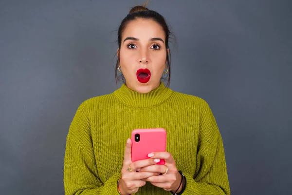 Sorprendido Joven Hispana Mujer Abre Boca Celebrar Teléfono Lectura Anuncio —  Fotos de Stock