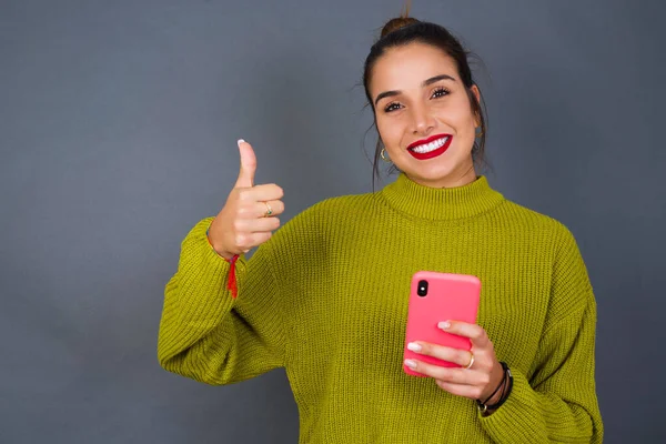 Portrét Mladé Hispánské Ženy Pomocí Textování Chytrým Telefonem Šťastný Velkým — Stock fotografie