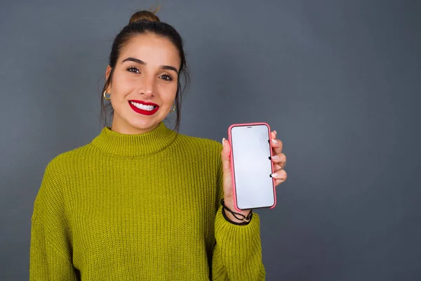 Smilende Ung Spansktalende Kvinde Forulempe Kopiere Plads Hold Mobiltelefon Med - Stock-foto