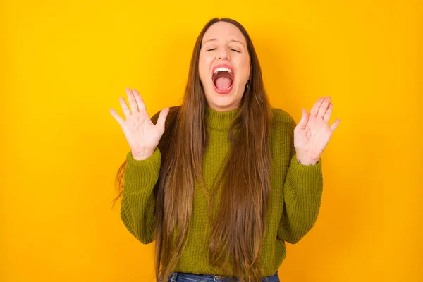 Ragazza Emotiva Ride Forte Sente Scherzo Divertente Storia Solleva Palme — Foto Stock