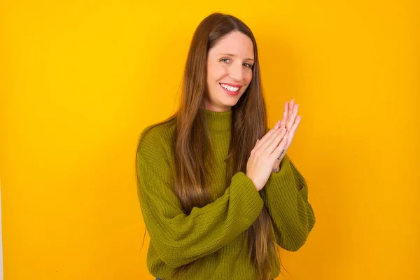 Joven Mujer Aplaudiendo Aplaudiendo Feliz Alegre Sonriendo Orgullosas Manos Juntas — Foto de Stock