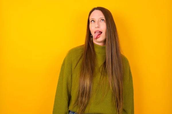 Jeune Femme Montrant Grimace Visage Croisant Les Yeux Montrant Langue — Photo