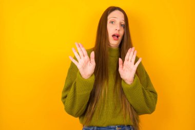 Genç bir kadın, avuç içlerini çekerken reddediyor ve iğrenç bir ifadeyle reddediyor. Dur ve yasakla.