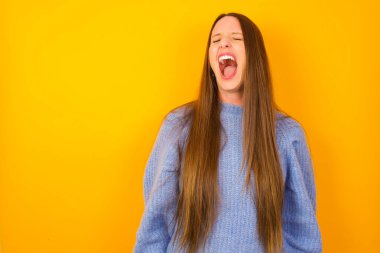 Öfkeli ve öfkeli genç bir kadın sinirli ve öfkeliydi. Öfkeyle bağırıyordu. Öfke ve agresif kavram.