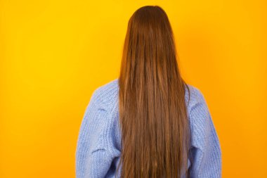 Genç bir kadının arka görünüşü. Stüdyo Çekimi.