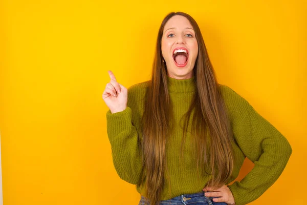 Ung Kvinna Håller Upp Fingret Med Idé Och Poserar — Stockfoto