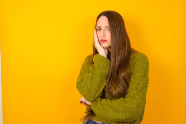 Giovane Donna Molto Annoiata Che Tiene Mano Sulla Guancia Mentre — Foto Stock