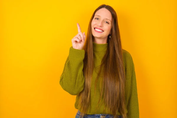 Ung Kvinna Visar Och Pekar Upp Med Finger Nummer Ett — Stockfoto