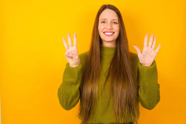 Jeune Femme Montrant Pointant Vers Haut Avec Les Doigts Numéro — Photo