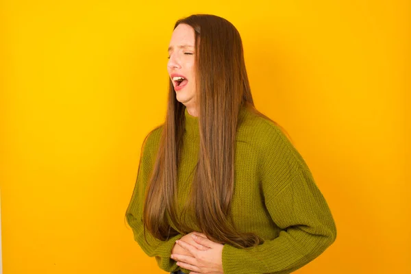 Junge Frau Mit Der Hand Auf Dem Bauch Weil Übelkeit — Stockfoto