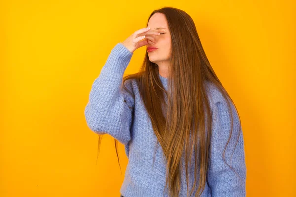 Mujer Joven Oliendo Algo Apestoso Asqueroso Olor Intolerable Conteniendo Respiración —  Fotos de Stock