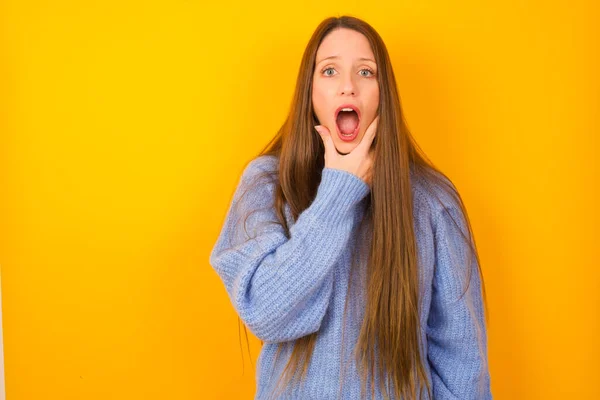 Mujer Joven Mirando Fascinado Con Incredulidad Sorpresa Expresión Asombrada Con —  Fotos de Stock