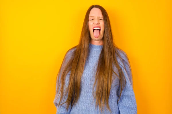 Junge Frau Streckt Die Zunge Glücklich Mit Lustiger Miene Aus — Stockfoto