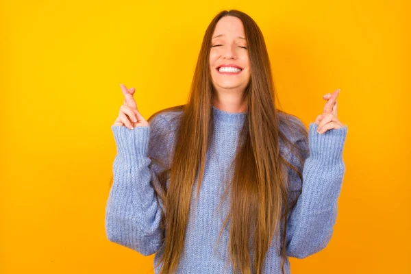 Jeune Femme Geste Doigt Croisé Souriant Avec Espoir Les Yeux — Photo