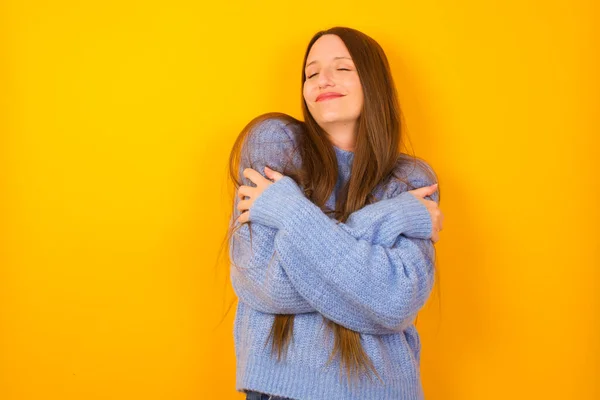 Mujer Joven Abrazarse Feliz Positivo Sonriendo Confiado Amor Propio Cuidado — Foto de Stock
