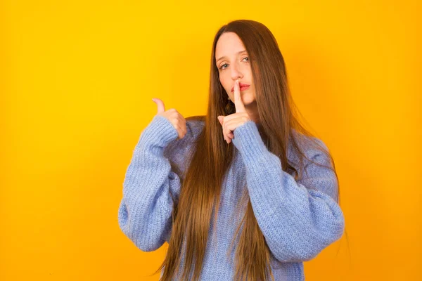 Jeune Femme Demandant Être Tranquille Avec Doigt Sur Les Lèvres — Photo