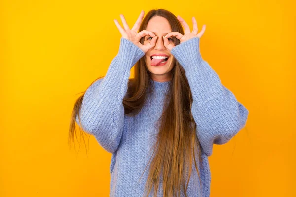 Mujer Joven Haciendo Buen Gesto Como Prismáticos Sacando Lengua Ojos —  Fotos de Stock