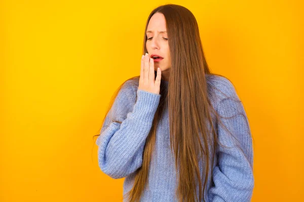 Młoda Kobieta Źle Się Czuje Kaszle Jako Objaw Przeziębienia Lub — Zdjęcie stockowe