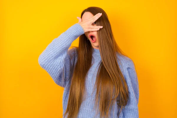 Jeune Femme Regardant Dans Choc Couvrant Visage Les Yeux Avec — Photo