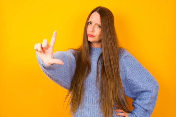 Jonge Vrouw Lachen Van Mensen Met Vingers Het Voorhoofd Doen — Stockfoto