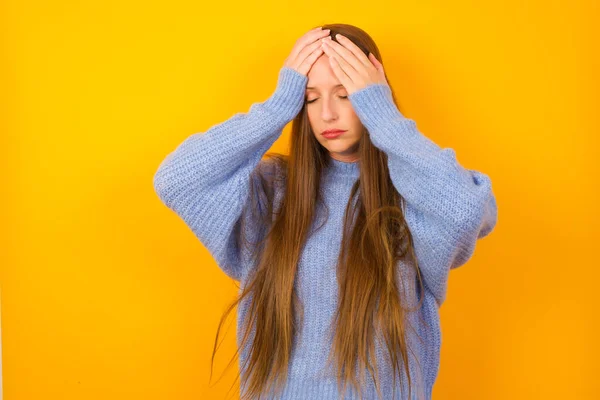 Mujer Joven Que Sufre Fuerte Dolor Cabeza Desesperada Estresada Debido —  Fotos de Stock