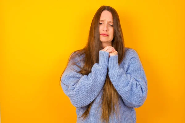 Mujer Joven Triste Desesperada Deprimida Con Lágrimas Los Ojos Sufriendo — Foto de Stock