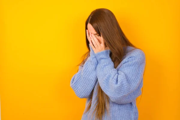 Sad Young Woman Crying Covering Her Face Her Hands — Stock Photo, Image