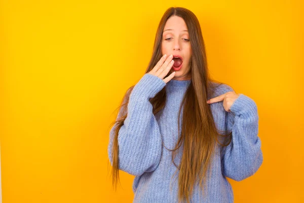 Šokovaná Mladá Žena Překvapeně Dívá Dolů Ukazuje Prázdný Ukazováčkem Vyděšený — Stock fotografie