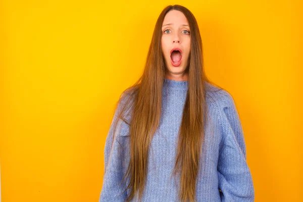 God Surprised Young Woman Stares Camera Shocked Expression Exclaims Unexpectedness — Stock Photo, Image