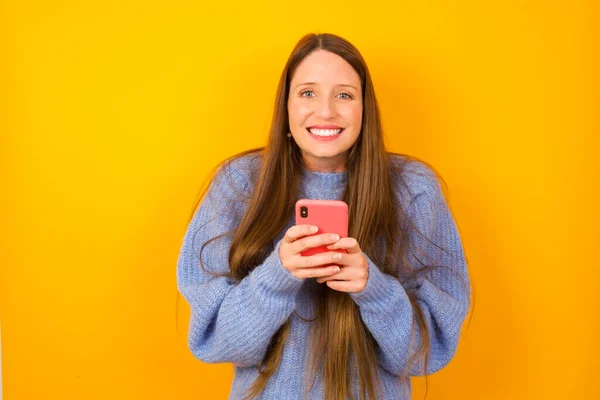 Excited Young Woman Holding Smartphone Looking Amazed Camera Receiving Good — Stock Photo, Image
