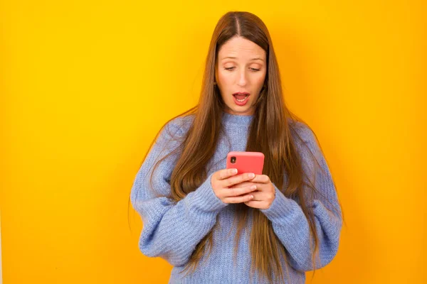 Jonge Vrouw Met Behulp Van Mobiele Telefoon Chatten Vrije Tijd — Stockfoto