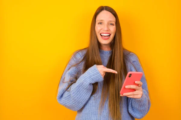 Mujer Joven Cogida Mano Mostrando Una Nueva Celda —  Fotos de Stock