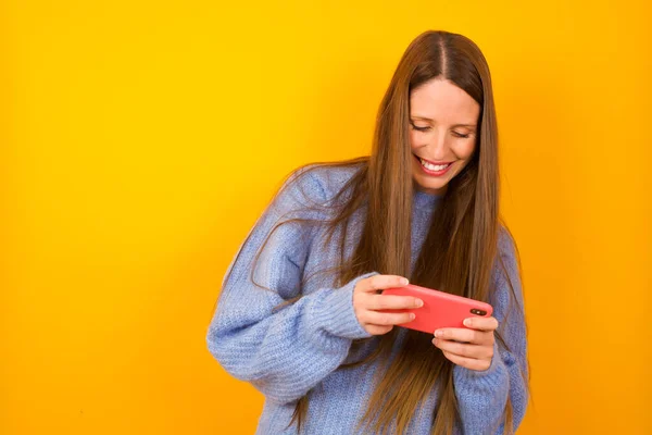 Mladá Žena Drží Ruce Buňky Hrát Videohry Nebo Chatování — Stock fotografie