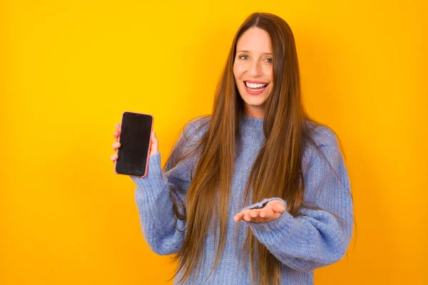 Mladá Žena Mobilem Prezentace Smartphonu — Stock fotografie