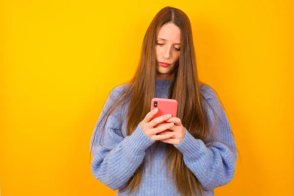 Emocionado Joven Mujer Guiño Ojo Mantenga Uso Del Teléfono Inteligente —  Fotos de Stock