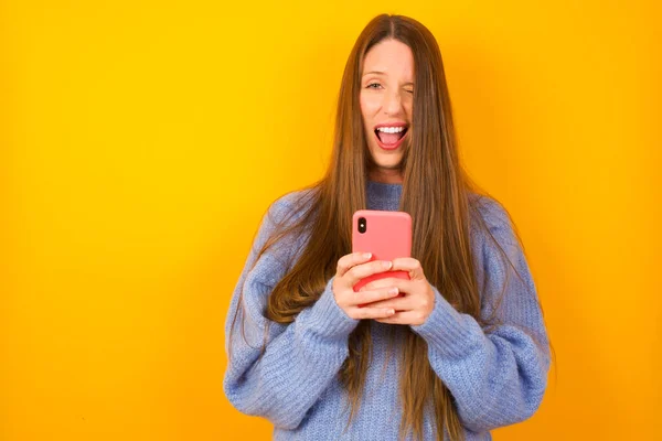 Mujer Joven Tomando Una Selfie Celebrando Éxito —  Fotos de Stock