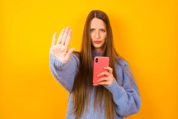 Mladá Žena Která Používá Píše Smartphone Otevřenou Rukou Dělá Stopku — Stock fotografie