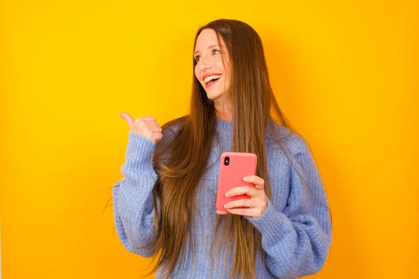 Mujer Joven Usando Mensajes Texto Con Teléfono Inteligente Apuntando Mostrando —  Fotos de Stock